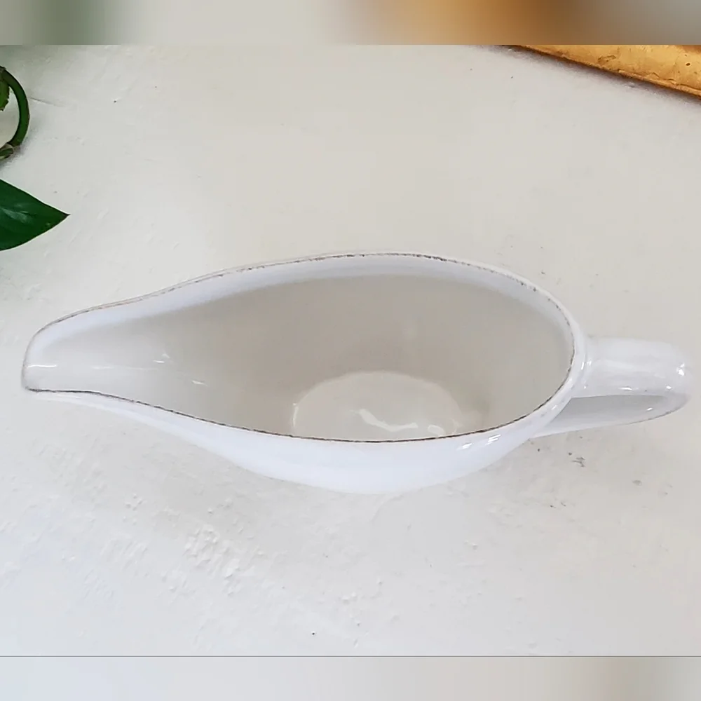 Crate&Barrel Marin White Gravy Sauce Boat, Burgundy Shaded Edges, Ceramic, EUC